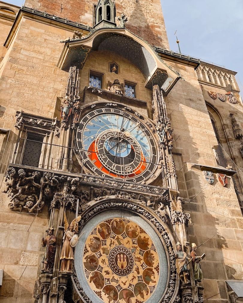 A large clock on a building
Description automatically generated with low confidence